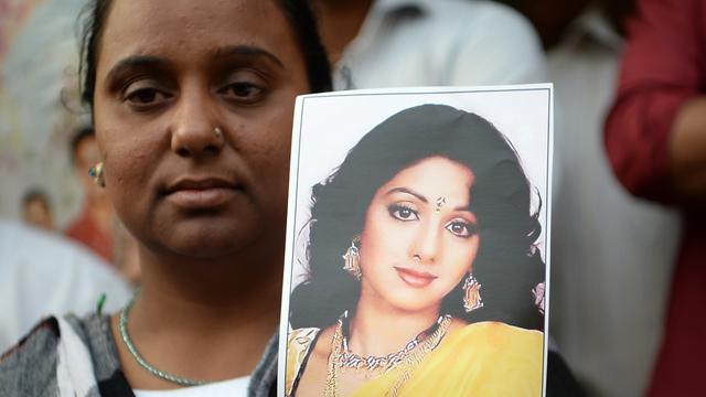 Jelang Pemakaman, Ribuan Fans Berkumpul di Rumah Sridevi Kapoor