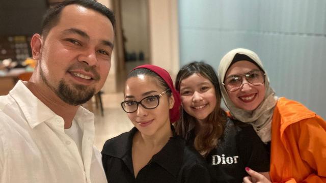 6 Momen Kebersamaan Nikita Willy dan Sultan Djorghi, Bak Ayah Kandung
