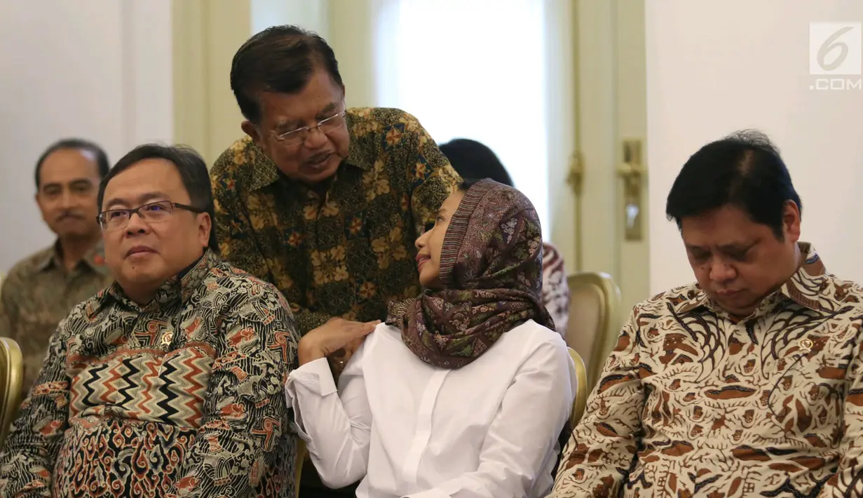 Wapres Jusuf Kalla berbincang dengan Menteri BUMN Rini Soemarno sebelum sidang kabinet paripurna, di  Istana Bogor, Senin (29/5). Rapat salah satunya membahas persiapan Idul Fitri 1438 H dan pemantauan harga bahan pokok. (Liputan6.com/Angga Yuniar)