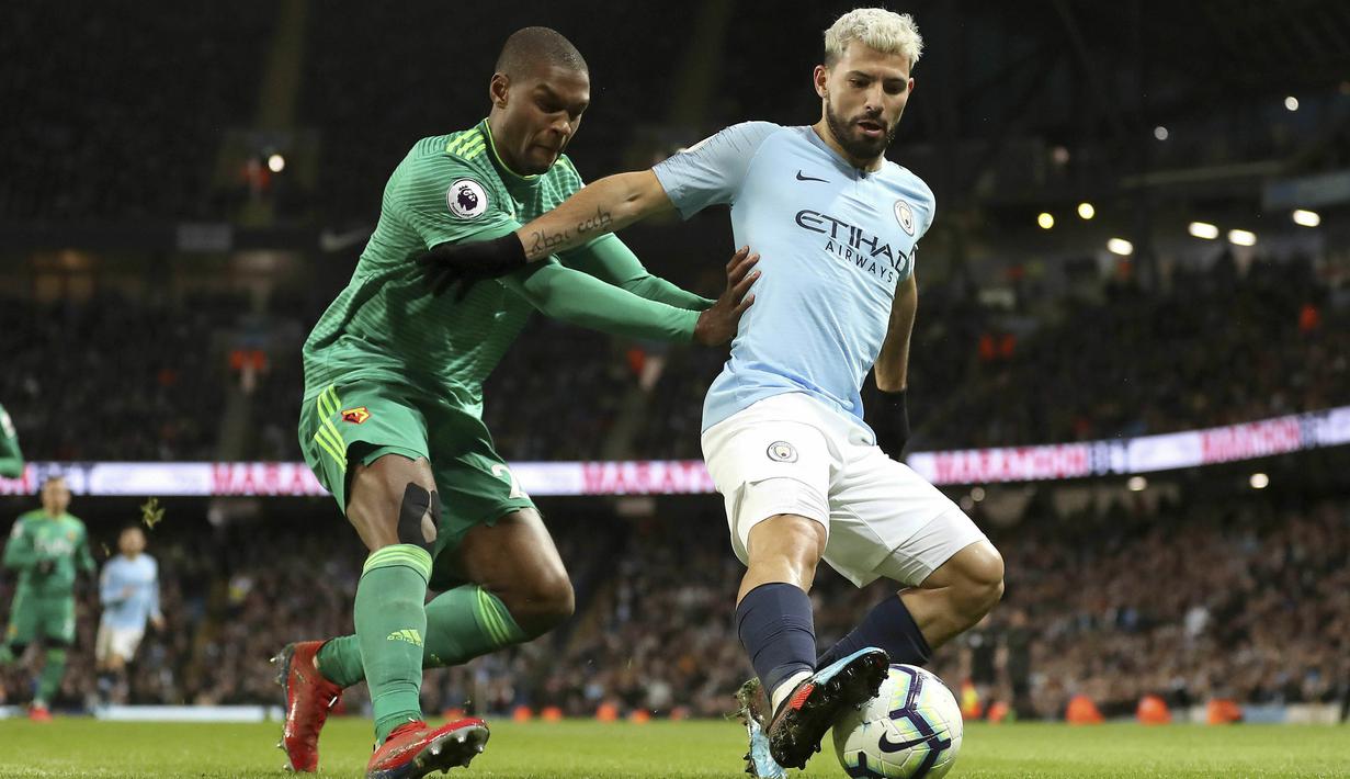 Striker Manchester City, Sergio Aguero, berebut bola dengan pemain Watford, Christian Kabasele, pada laga Premier League 2019 di Stadion Etihad, Sabtu (9/3). Manchester City menang 3-1 atas Watford. (AP/Martin Rickett)