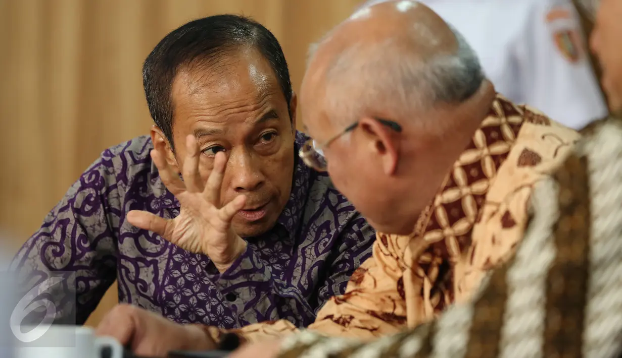 Gubernur Lemhanas Agus Widjojo saat menghadiri acara Forum Komunikasi Pimpinan Lemhanas RI dengan Para pimpinan Redaksi dan Wartawan Media cetak /Elektronik di Gedung Lemhanas RI, Jakarta, Rabu (23/11). (Liputan6.com/Johan Tallo)