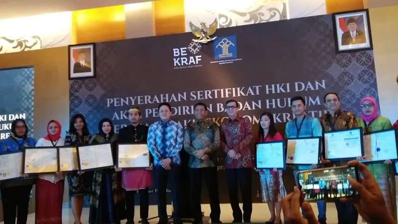 Bekraf bersama Kementerian Hukum dan HAM menyerahkan sertifikat Hak Kekayaan Intelektual (KHI) secara simbolis kepada 12 pelaku ekonomi kreatif.