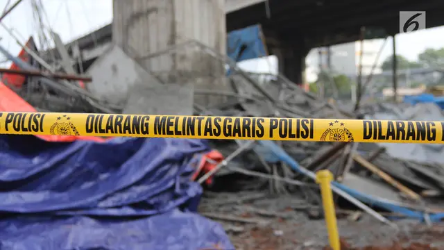 Garis Polisi di Lokasi Tiang Girder Tol Becakayu