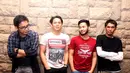 "Nanti kita konsen di tahun baru buat album. Album kedua belum keluar. Kita masih selesaikan itu semua. 2016 harus album baru," tutur Ariel NOAH di Studio Musica, kawasan Perdatam, Jakarta Selatan, Senin (21/12/2015). (Andy Masela/Bintang.com)