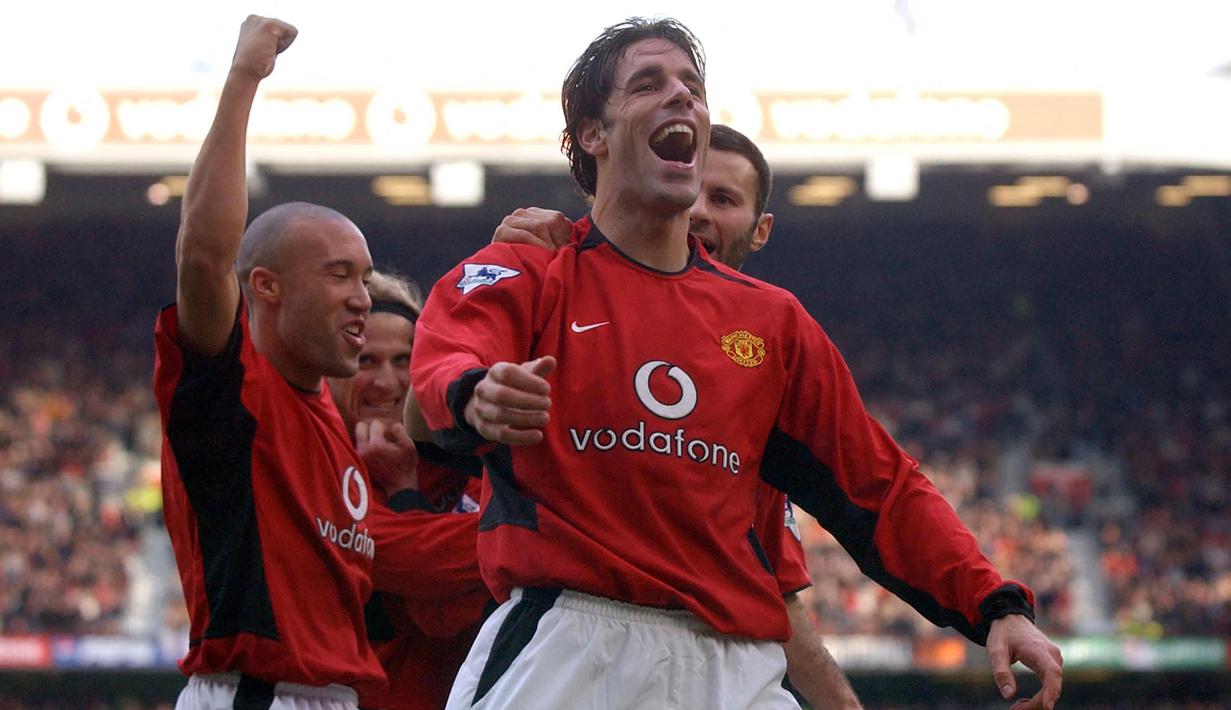 Ruud van Nistelrooy. Manchester United mendatangkan striker asal Belanda yang kini menjabat manajer tim PSV Eindhoven ini pada awal musim 2001/2002 dari klub Eredivisie PSV Eindhoven dengan nilai transfer 28,5 juta euro. Ketajamannya bersama PSV ditularkannya bersama MU di musim pertamanya dengan menyabet gelar top skor Liga Inggris musim 2001/2002 dengan raihan 25 gol. Pada awal musim 2006/2007 ia dilepas ke Real Madrid usai tampil dalam total 219 laga di semua ajang dengan torehan 150 gol dan 25 assist. (AFP/Paul Barker)