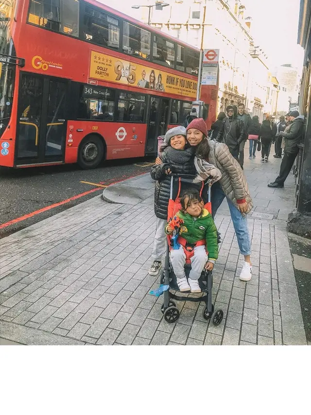 6 Potret Liburan Keluarga Bebi Romeo di London, Kunjungi Istana Buckingham