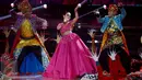 Syahrini saat  tampil di Konser Raya 21 Tahun Indosiar, Istora Senayan, Jakarta (11/1/2016). Syahrini tampil cantik dengan kebaya warna merah muda. (Liputan6.com/Gempur M Surya)