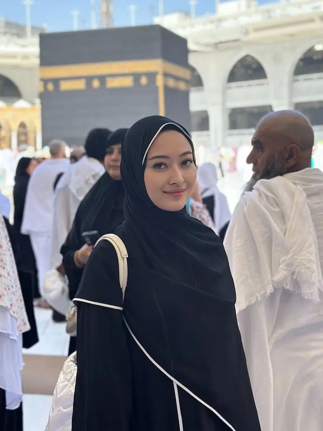 7 Potret Puteri Modiyanti 'Anak' Tommy Soeharto Jalani Umroh, Curi Perhatian
