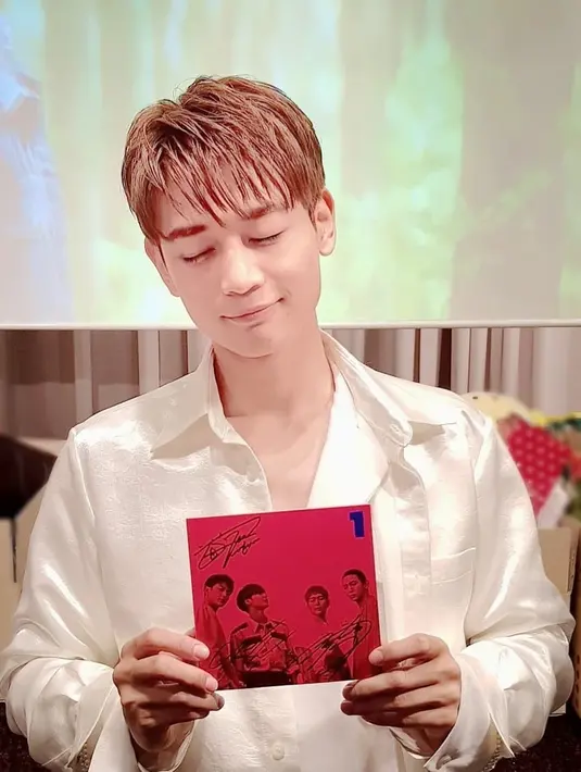 "Aku bersykur kami sudah menghormati satu sama lainnya selama 10 tahun terakhir. Kami adalah keluarga dan aku harap kami bisa terus seperti ini," tutur Minho. (Foto: instagram.com/shinee)