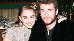 Keduanya selalu tampil romantis dan kompak di berbagai acara. Baik Miley mapupun Liam sering membagikan momen kemesraan di Instagram masing-masing.  (Liputan6.com/Instagram/@mileycyrus)