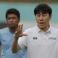 Manajer pelatih Timnas Indonesia, Shin Tae-yong, memberi arahan saat sesi latihan di Stadion Wibawa Mukti, Cikarang, Senin (13/1/2020). Sebanyak 51 pemain mengikuti seleksi untuk memperkuat skuat utama Timnas Indonesia U-19. (Bola.com/M Iqbal Ichsan)