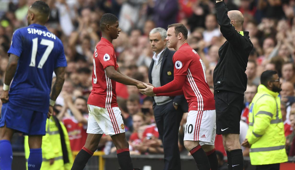 Wayne Rooney kalah bersaing dengan Zlatan Ibrahimovic dan juga Marcus Rashford di lini depan MU. (AFP/Anthony Devlin)