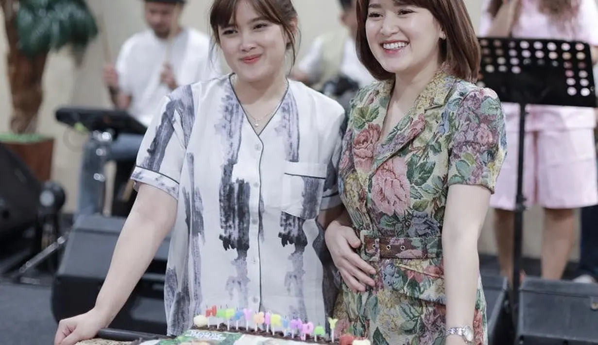 Rosiana Dewi juga memiliki kakak bernama Sarifah Dewi, ketika berfoto bersama mereka pun terlihat bak pinang dibelah dua alias mirip. Saat ulang tahun sang kaka mengenakan atasan seperti piyama warna putih salur hitam. @rsn.dw