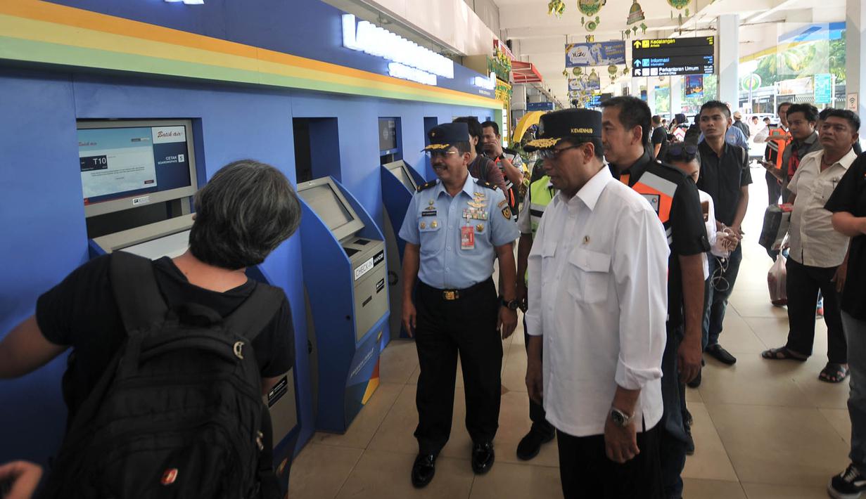 Menteri Perhubungan (Menhub) Budi Karya Sumadi mengecek mesin pencetak tiket otomatis saat meninjau pelayanan arus mudik di Bandara Halim Perdanakusuma, Jakarta, Senin (11/6). (Merdeka.com/Iqbal Nugroho)
