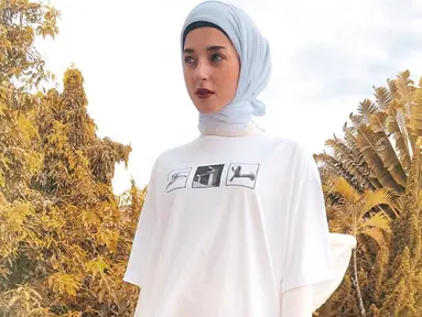 Penampilan Tasya Farasya dengan menggunakan kaus putih dan hijab berwarna senada ini langsung jadi sorotan netizen. Pasalnya, wanita 27 tahun tersebut pun terlihat sangat berbeda dibandingkan penampilan sehari-hari. (Liputan6.com/IG/@tasyafarasya)