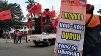 Ratusan buruh yang tergabung dalam Kongres Aliansi Serikat Buruh Indonesia (KASBI) menyerukan sepuluh tuntutan rakyat (sepultura) dalam rangka memperingati ulang tahun World Federation of Trade Unions (WFTU) di depan Gedung Sate, Kota Bandung, Kamis (14/10/2021). (Foto: Liputan6.com/Huyogo Simbolon)