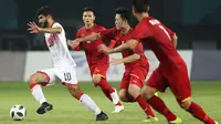Pemain Bahrain, Mohamed Hardan, dikawal tiga pemain Vietnam pada babak 16 besar Asian Games di Stadion Patriot, Jawa Barat, Kamis (23/8/2018). ANTARA FOTO/INASGOC/Charlie/Sup/18