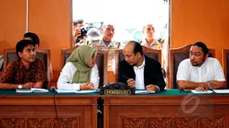 Novel Bawesdan bersama kuasa hukum KPK saat menjalani sidang praperadilan di PN Jakarta Selatan, Senin (25/5/2015). Sidang Novel ditunda hingga Jumat 29/5/ mendatang, karena tim kuasa hukum Polri tidak hadir. (Liputan6.com/Yoppy Renato)