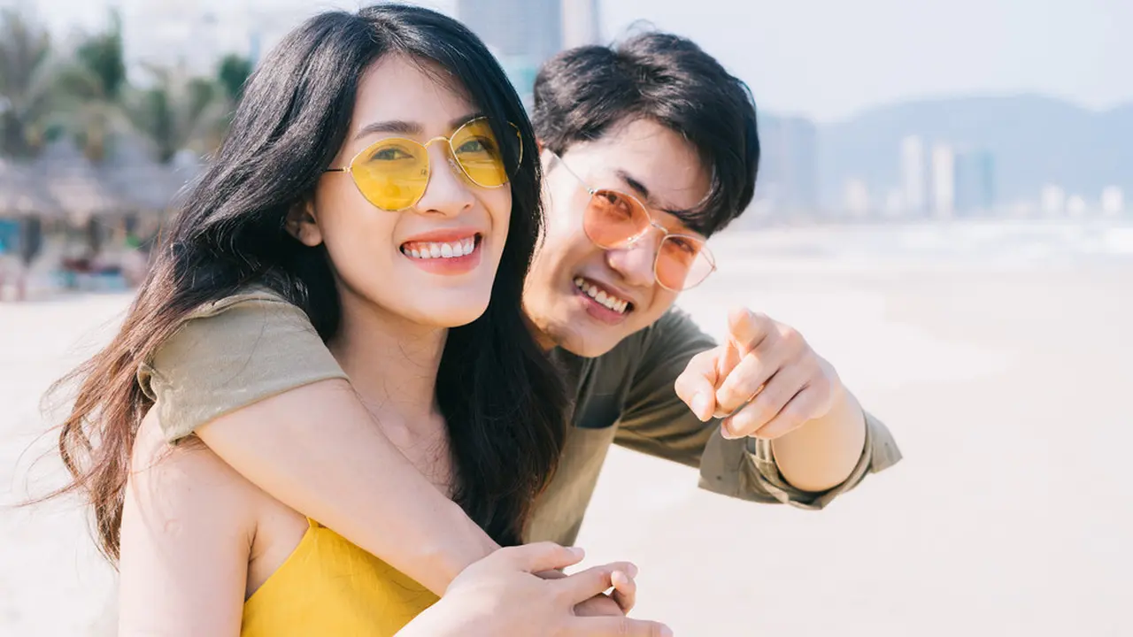 bahagia kencan di pantai