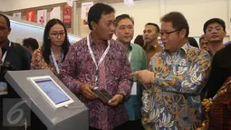 Rudiantara meninjau pameran IESE 2017, Tangsel, Rabu (9/5). Para pelaku industri e-Commerce Indonesia harus mampu memanfaatkan potensi digital Indonesia yang saat ini terus bertumbuh, seiring meningkatnya pengguna internet. (Liputan6.com/Angga Yuniar)