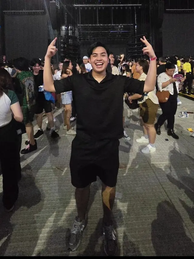 Gaya Selebritis Tanah Air Menyaksikan Konser Bruno Mars di Singapura