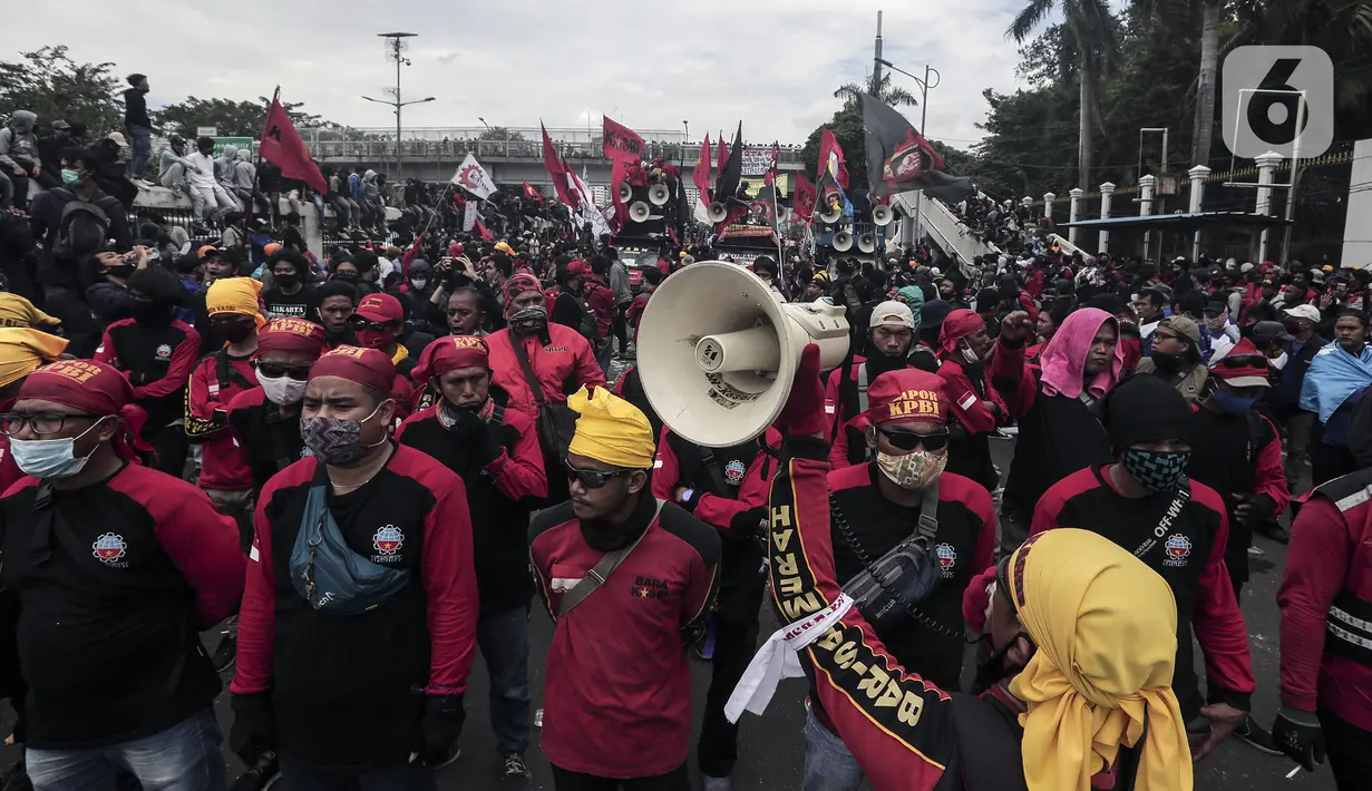 Mahasiswa dan elemen buruh melakukan aksi di depan Gedung DPR/MPR/DPD, Jakarta, Kamis (16/7/2020). Dalam aksinya, mereka menolak pengesahan RUU Cipta Kerja atau Omnibus Law yang saat ini sedang dibahas DPR bersama pemerintah. (Liputan6.com/Johan Tallo)