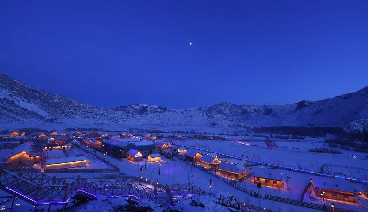 Foto yang diabadikan pada 25 Desember 2020 ini menunjukkan pemandangan musim dingin di Desa Talat di Koktokay, wilayah Fuyun, Daerah Otonom Uighur Xinjiang, China barat laut. Berlokasi di dekat hulu Sungai Ertix, Desa Talat dijuluki sebagai "desa pertama di sepanjang Sungai Ertix". (Xinhua/Sadat)