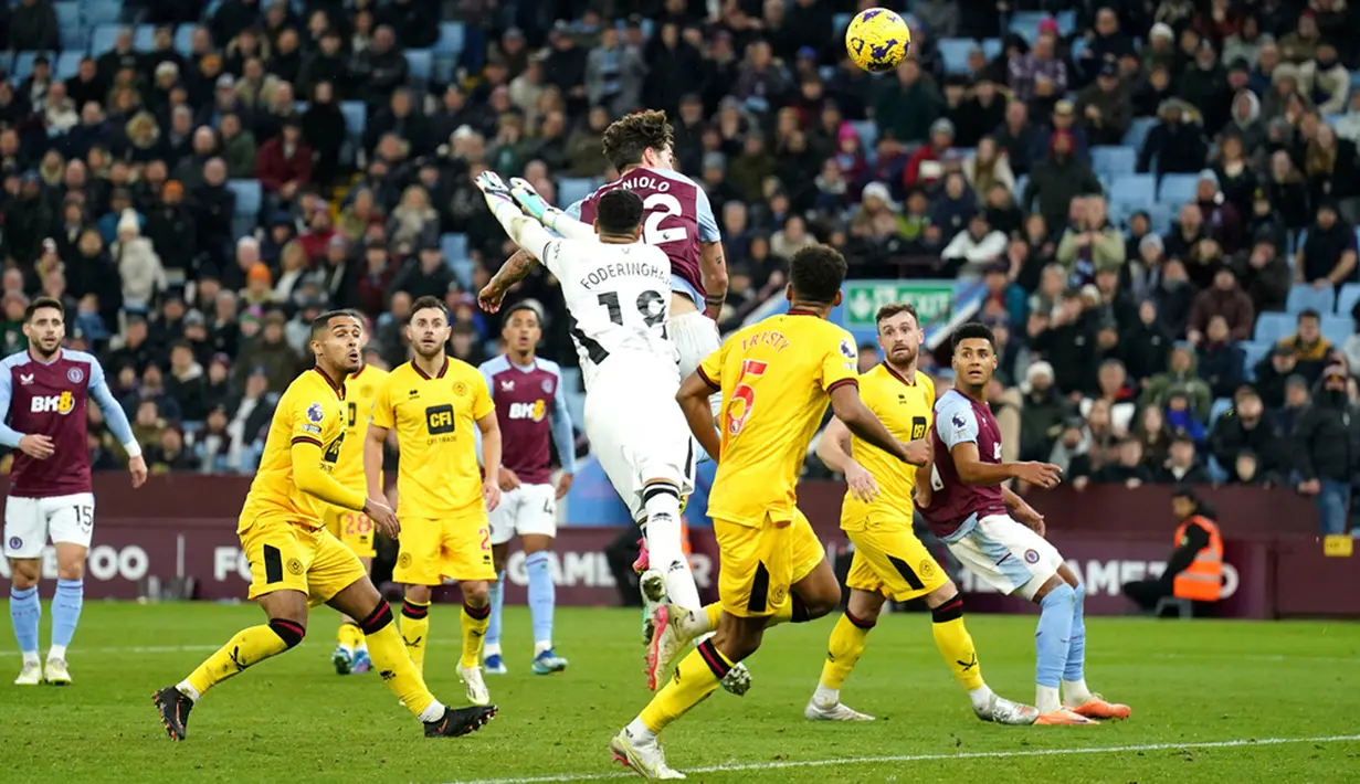 Klasemen Liga Inggris memanas setelah Aston Villa sukses menggusur Liverpool. Namun, skuad arahan Unai Emery gagal melewati pemuncak klasemen Arsenal. (Mike Egerton/PA via AP)