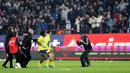 Trabzonspor sempat dihukum larangan bermain tanpa penonton selama enam laga. Namun, sanksinya dikurangi menjadi empat laga saja setelah banding. Sementara itu, dua pemain Fenerbahce tetap dihukum larangan bermain satu laga. (AFP/DHA (Demiroren News Agency))