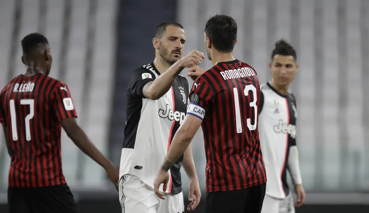 Pemain Juventus Leonardo Bonucci (tengah) menyambut pemain AC Milan Alessio Romagnoli pada akhir pertandingan leg kedua Coppa Italia di Allianz Stadium, Turin, Italia, Jumat (12/6/2020). Juventus sukses melaju ke final Coppa Italia setelah bermain 0-0. (AP Photo/Luca Bruno)