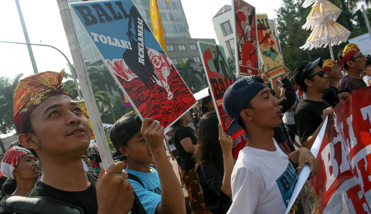 Aksi ini dilakukan sejumlah massa dari dari For Bali, Mahasiswa Hindu asal Bali dan beberapa elemen masyarakat Bali yang bermukim di Jakarta, Minggu (21/9/14). (Liputan6.com/Faizal Fanani)
