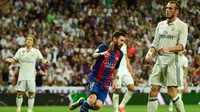 Bintang Barcelona, Lionel Messi, setelah mencetak gol ke gawang Real Madrid dalam pertandingan El Clasico, di Santiago Bernabeu, Minggu atau Senin (24/4/2017) dini hari WIB. (AFP/Pierre-Philippe Marcou). 