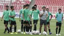 Pelatih Timnas Indonesia, Bima Sakti, memberikan instruksi saat latihan di SUGBK, Jakarta, Sabtu (24/11). Latihan ini persiapan jelang laga Piala AFF 2018 melawan Filipina. (Bola.com/Vitalis Yogi Trisna)