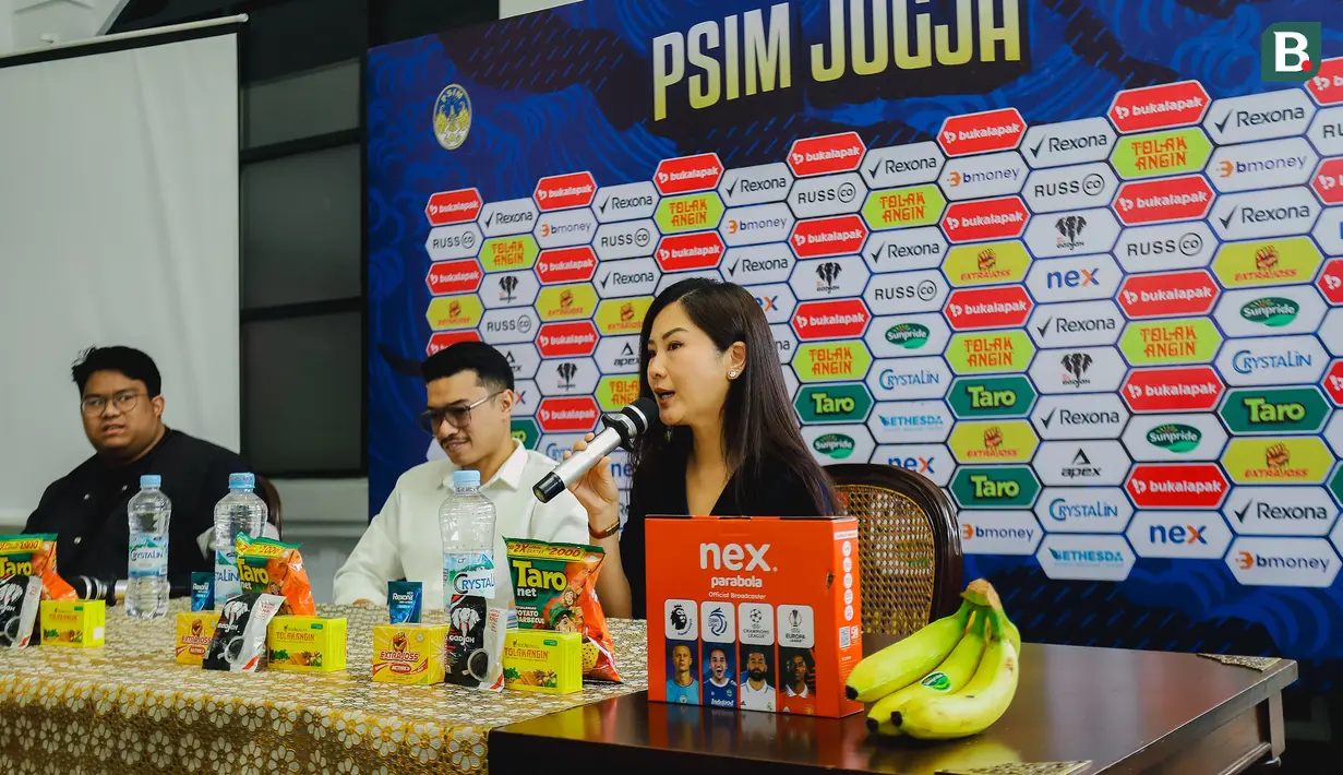 CEO PSIM Yogyakarta, Liana Tasno (kanan) didampingi Manager Sponsorship dan Komersial PSIM Yogyakarta, Yusuf Natanegara berbicara dalam acara peluncuran deretan sponsor PSIM Yogyakarta untuk musim 2024/2025 di Ndalem Poenakawan, Yogyakarta, Jumat (23/8/2024). (Bola.com/Ana Dewi)