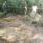Semburan lumpur bercampur gas dan minyak mentah muncul di Desa Batokan, Kecamatan Kasiman, Kabupaten Bojonegoro, Jawa Timur. (Liputan6.com/ Ahmad Adirin)