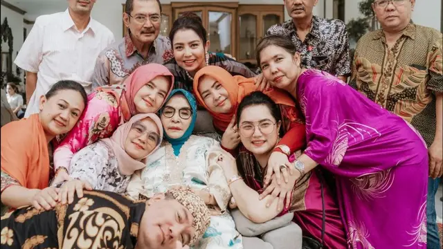 6 Potret Pesta Ultah Ibunda Mayangsari ke-76, Dirayakan Bareng Keluarga Besar