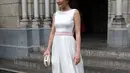 Pemeran Shandy Aulia hadir dengan mengenakan busana tanpa lengan warna putih. Dalam akun Instagram, ia memohon maaf tidak sempat foto bareng pengantin lantaran buru-buru. (Nurwahyunan/Bintang.com)