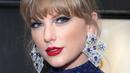 <p>Taylor Swift tampil dengan riasan bernuansa feminin. Ia tampil edgy dengan bibir merah yang terkesan kuat, eyeshadow biru, eyeliner tebal, dan poni penuhnya yang berantakan. Foto: Glamour.</p>