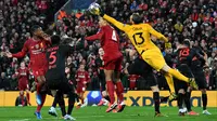 Kiper Atletico Madrid, Jan Oblak berusaha menipis bola sundulan bek Liverpool Virgil van Dijk pada kedua 16 besar Liga Champions di Anfield, Inggris (11/3/2020). Oblak melakukan sembilan penyelamatan dipertandingan ini dan membawa atletico ke perempat final. (AFP/Paul Ellis)