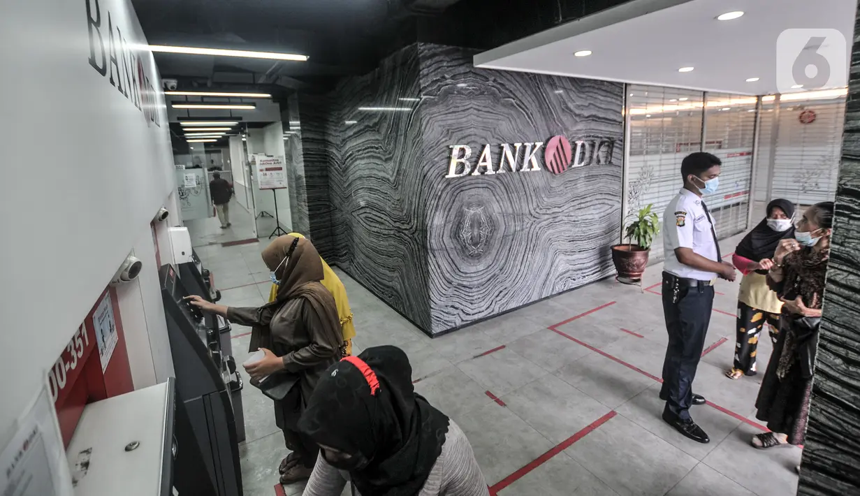 Warga mencairkan dana bantuan sosial tunai (BST) di ATM Bank DKI kawasan Matraman, Jakarta, Rabu (21/7/2021). BST disalurkan melalui rekening Bank DKI sebesar Rp 600 ribu per KK yang merupakan rapelan tahap 5 dan 6 atau bulan Mei dan Juni. (merdeka.com/Iqbal S. Nugroho)