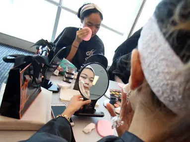 Peserta berias saat mengikuti Lifestyle Meetup kelas beauty workshop di SCTV Tower, Jakarta, Sabtu (12/8). Dalam acara ini sebanyak 30 peserta belajar merias wajahnya untuk hasil selfie yang sempurna. (Liputan6.com/Helmi Afandi)