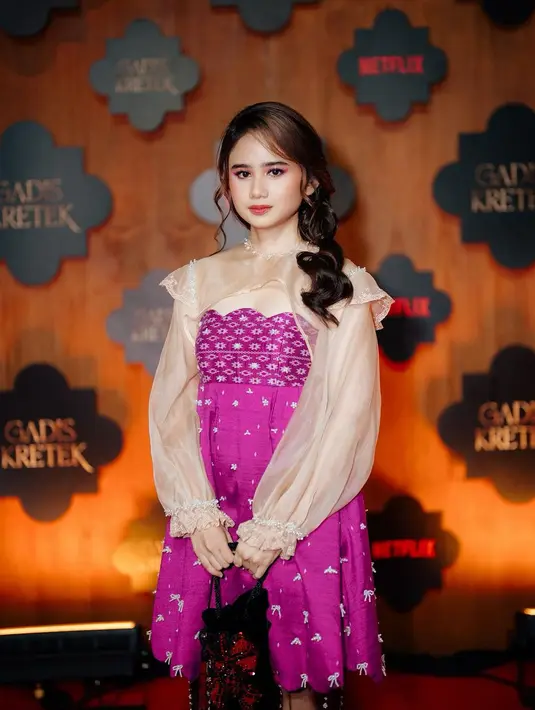 Rambutnya yang panjang ditata di satu sisi, disatukan, dan diikal. Makeupnya sempurna membaur dengan kulit putihnya, bernuansa merah muda yang senada di area mata, tulang pipi, dan pulasan lipstiknya. [Instagram/tissabiani]