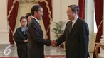 Presiden Joko Widodo berjabat tangan dengan Ketua Parlemen Tiongkok Yu Zhengsheng di Istana Merdeka, Jakarta, Senin (27/7/2015). Kedatangan Yu Zhengsheng untuk membahas investasi Tiongkok dan kerja sama di bidang kelautan. (Liputan6.com/Faizal Fanani)