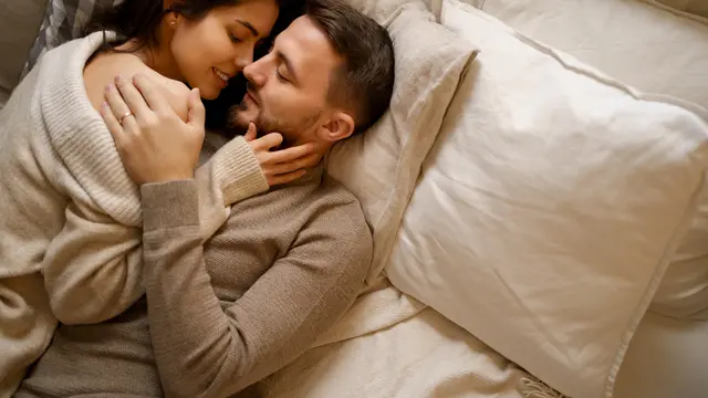 5 Cara Sederhana Menunjukan Perhatian Kepada Pasangan, Salah Satunya Pegangan Tangan