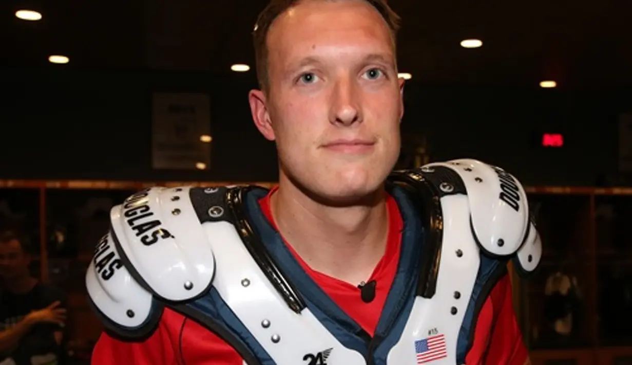 Phil Jones mencoba perlengkapan American Football. (Manutd.com)