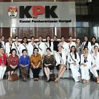 Serangkaian pembekalan terus diikuti para finalis Puteri Indonesia 2017. Setelah mendatangi Kementerian Pariwisata, Gedung Badan Narkotika Nasional (BNN) untuk pembekalan soal bahaya narkoba, kini mereka mengunjungi Gedung KPK.(Bambang E. Ros/Bintang.com)