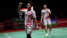 Pebulutangkis ganda putra Indonesia, Leo Rolly Carnando/Daniel Marthin bertanding melawan pebulutangkis ganda putra Jepang, Takuro Hoki/Yugo Kobayashi pada laga semifinal Indonesia Masters 2023 di Istora Senayan, Jakarta, Sabtu (28/01/2023). Leo/Daniel menang dengan skor 18-21, 21-17, 21-3. (Bola.com/Bagaskara Lazuardi)