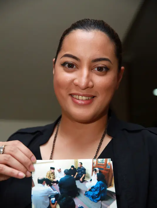 "Tadi kami menambahkan bukti foto-foto, surat pernyataan yang asli. Sama keterangan dari Mamah aku sebagai saksi," ucap Jane Shalimar usai sidang di Pengadilan Agama Jakarta Selatan, Kamis (7/1/2016). (Deki Prayoga/bintang.com)