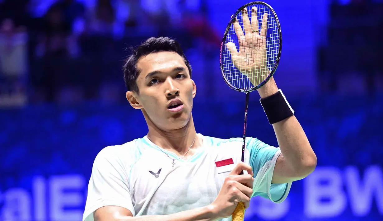 Jonathan Christie dari Indonesia merayakan kemenangan setelah mengalahkan Matthias Kicklitz dari Jerman dalam pertandingan tunggal putra di Kejuaraan Dunia Bulu Tangkis BWF di Adidas Arena, Paris, pada 26 Agustus 2025. (Bertrand GUAY/AFP)