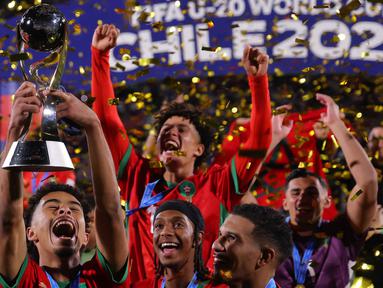 Timnas Maroko merayakan kemenangan dengan trofi setelah memenangkan final Piala Dunia U-20 2025 melawan Argentina di Estadio Nacional Julio Martinez Pradanos, Santiago, pada Minggu 19 Oktober 2025 waktu setempat atau Senin 20 Oktober 2025 pagi WIB. (Javier TORRES/AFP)